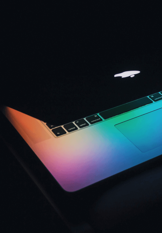 Macbook pro allumé dans l'obscurité